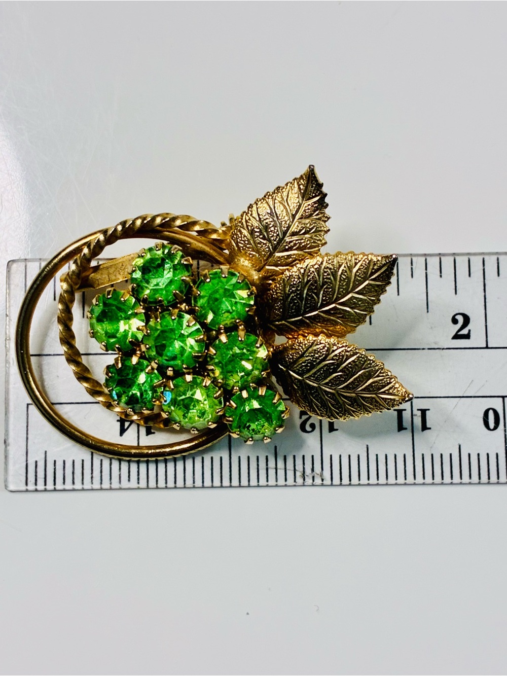 Gold-Tone Leaf Brooch with Bright Green Stones VTG Retro - Picture 7 of 8